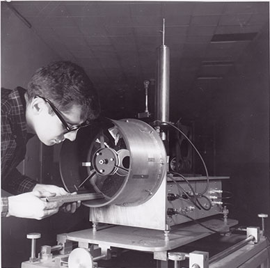 Kenneth Herr con el modelo de prueba del espectrómetro IR
