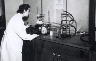 Gertrude Elion preparing radioactive 6-MP