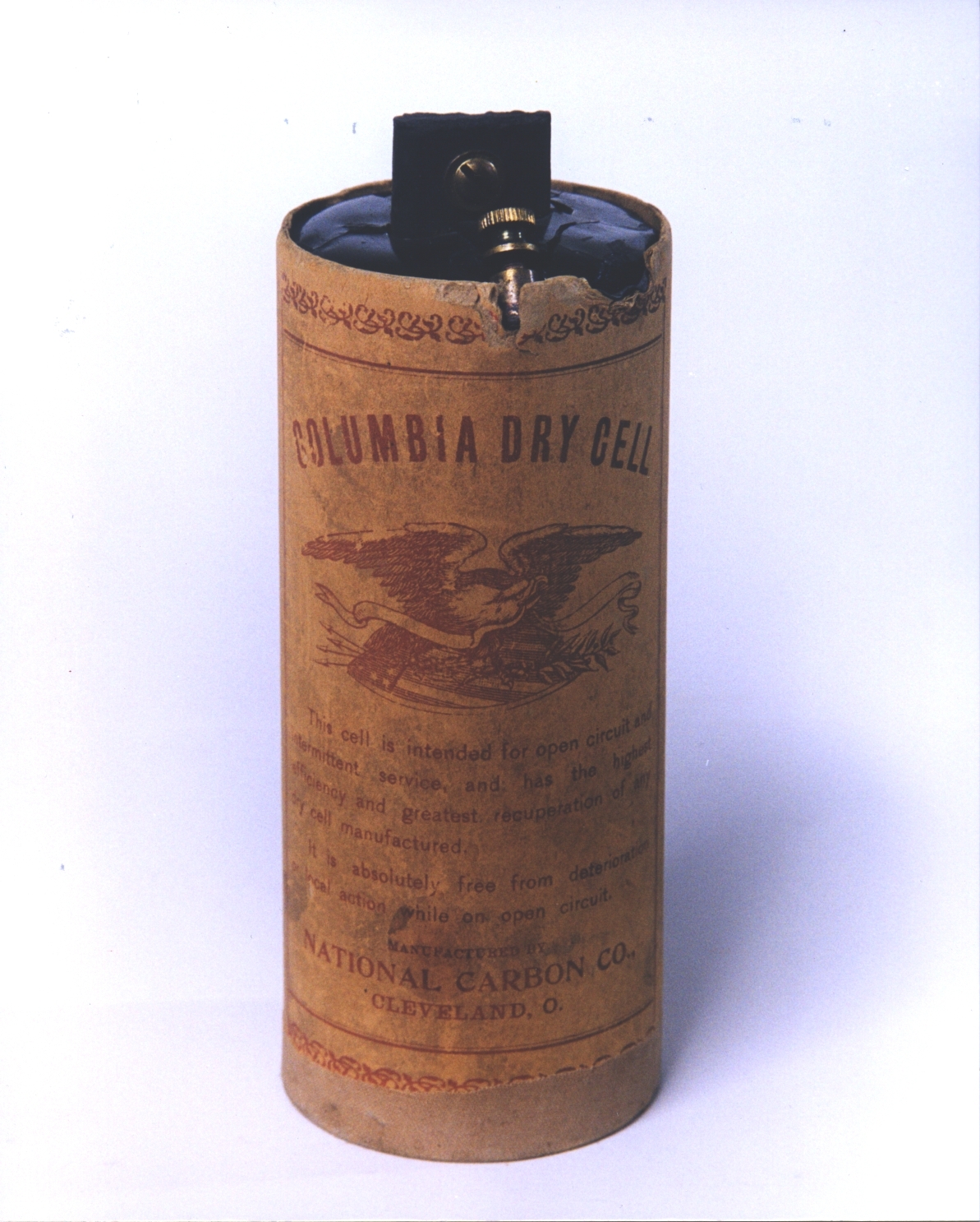 First battery. Сухая батарея Колумбия 1896. Первая батарейка сухого типа с углеродом марки Columbia.