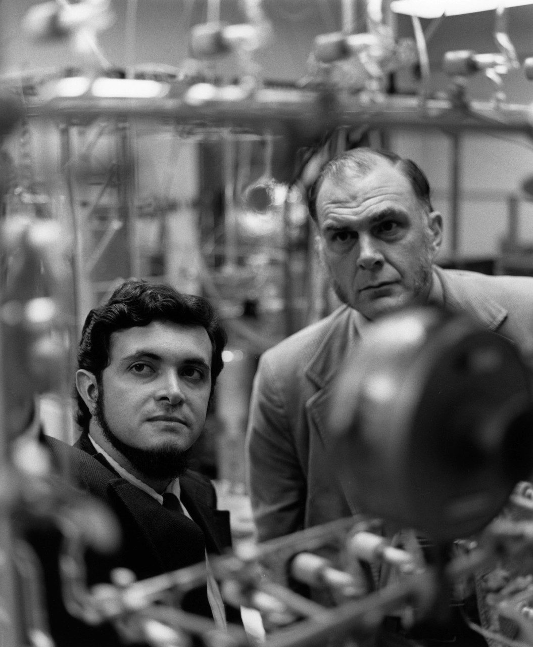 F. Sherwood Rowland (derecha) y Mario J. Molina en su laboratorio de la Universidad de California, Irvine