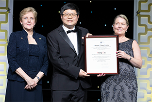 2019 recipient Sheng Dai receives the 2019 ACS Award.