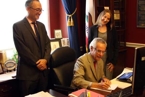 Steve Feldgus (Congressional Fellow, 2003-2004) and Emily Lewis (Congressional Fellow 2014-2015) with Rep. Alan Lowenthal (D-CA).